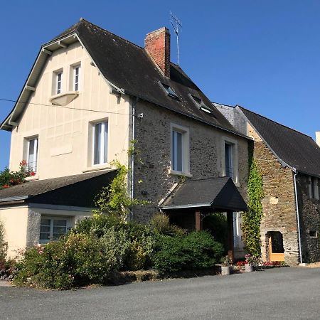 Le Manoir De La Vieille Douve Bed & Breakfast Bourg-d'Ire Bagian luar foto