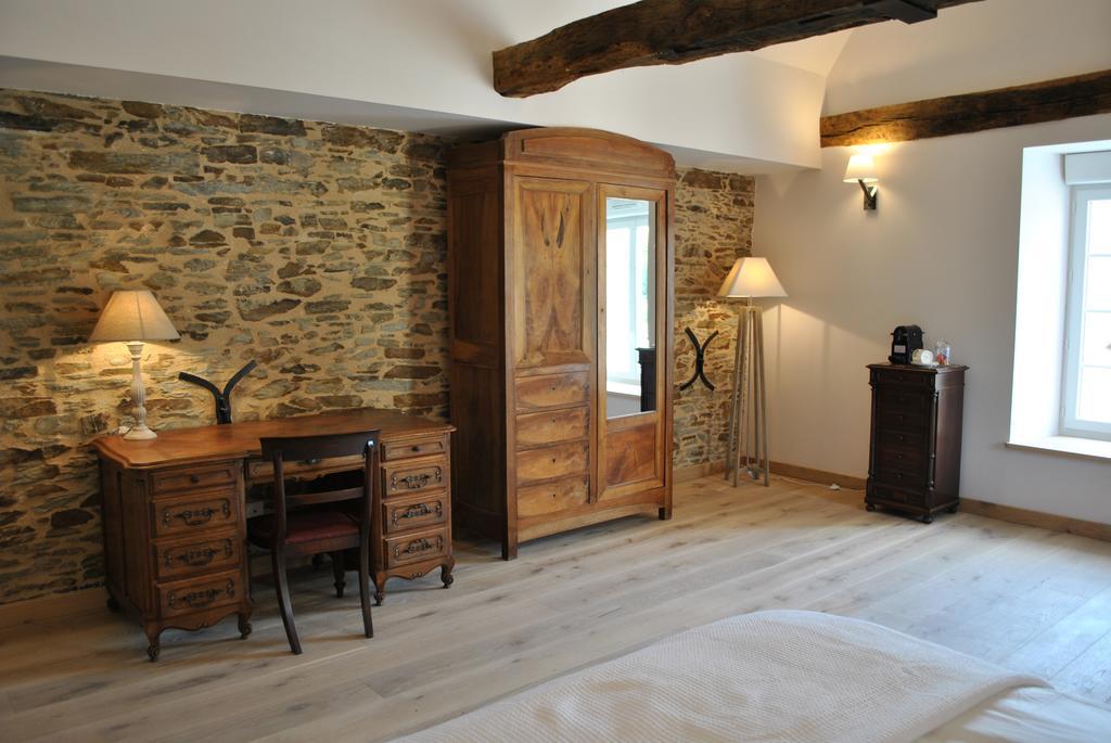 Le Manoir De La Vieille Douve Bed & Breakfast Bourg-d'Ire Ruang foto