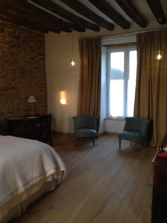 Le Manoir De La Vieille Douve Bed & Breakfast Bourg-d'Ire Ruang foto