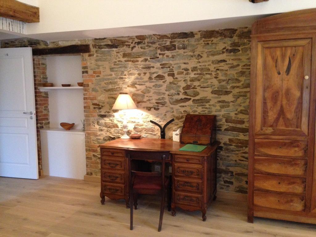 Le Manoir De La Vieille Douve Bed & Breakfast Bourg-d'Ire Ruang foto