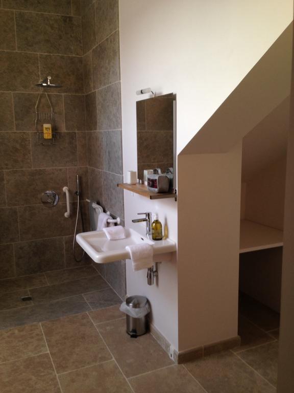 Le Manoir De La Vieille Douve Bed & Breakfast Bourg-d'Ire Ruang foto