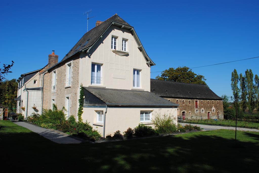 Le Manoir De La Vieille Douve Bed & Breakfast Bourg-d'Ire Bagian luar foto